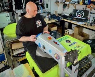 Jérôme de Pilou Shop 64 dans son atelier de personnalisation textile à Pau