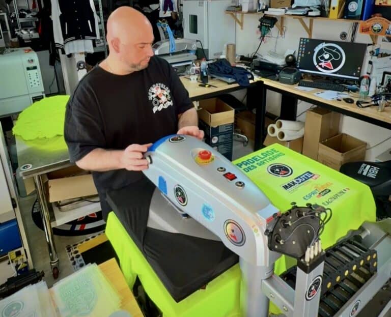 Jérôme de Pilou Shop 64 dans son atelier de personnalisation textile à Pau