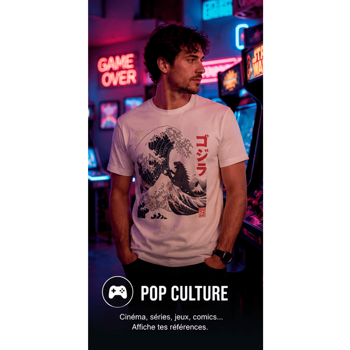 Homme portant un t-shirt pop culture Pilou Shop 64 dans une salle d’arcade ambiance néons rétro gaming