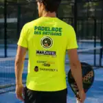 T-shirt sport personnalisé jaune fluo porté de dos sur terrain de padel – marquage DTF événement sportif Padelade des Artisans par Pilou Shop 64
