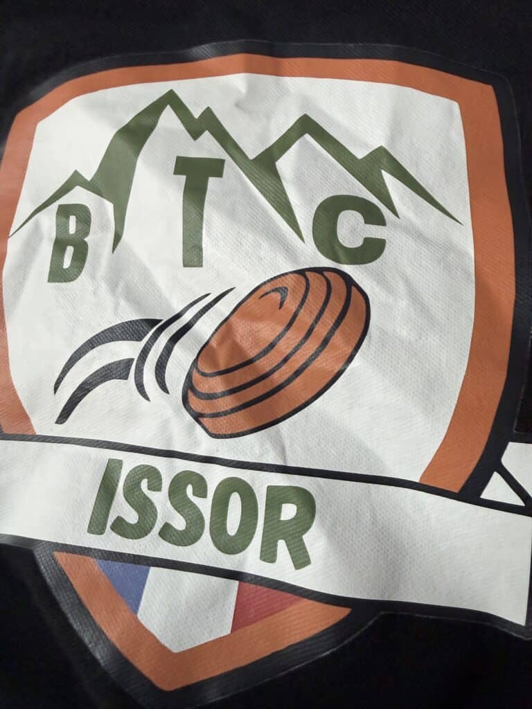 Ancien t-shirt personnalisé du Ball Trap Club d’Issor présentant un marquage épais, rigide et peu confortable avant remplacement par un marquage DTF ultra premium réalisé par Pilou Shop 64.