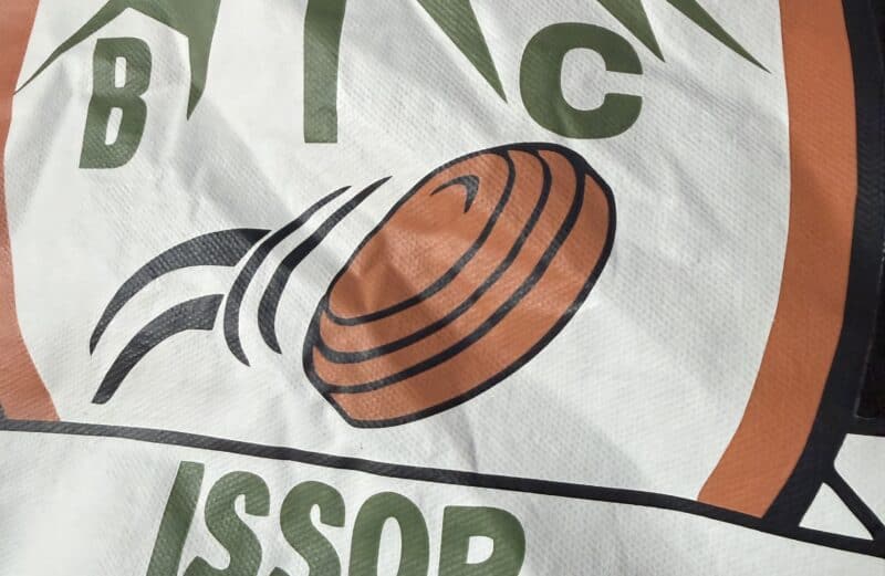 Ancien t-shirt personnalisé du Ball Trap Club d’Issor présentant un marquage épais, rigide et peu confortable avant remplacement par un marquage DTF ultra premium réalisé par Pilou Shop 64.