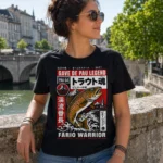 T-shirt truite fario gave de Pau porté par femme en extérieur près d’une rivière