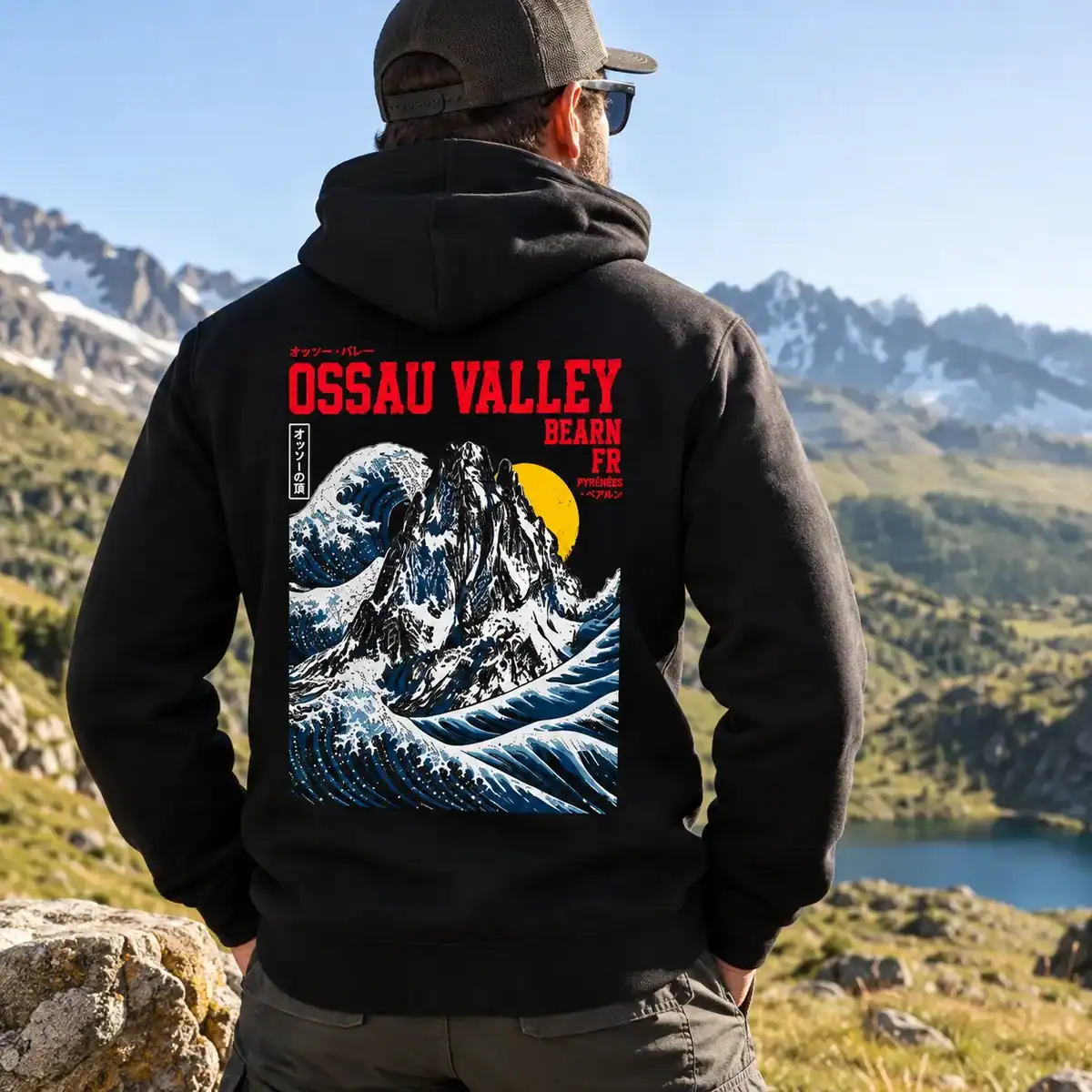 Homme portant sweat Ossau Valley face aux Pyrénées