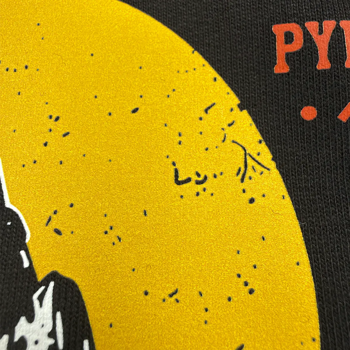 Gros plan sur le soleil jaune du sweat Ossau Valley, montrant la précision du marquage DTF et la texture du textile.