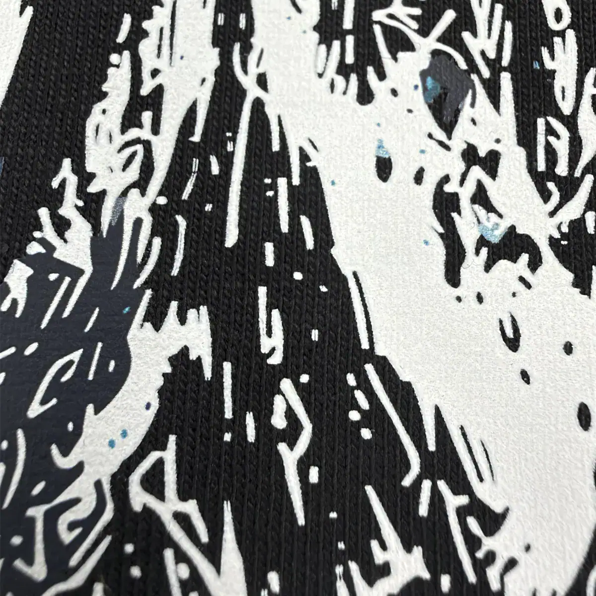 Gros plan sur les détails de l’impression DTF du Pic du Midi d’Ossau, laissant apparaître la texture du tissu noir.