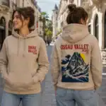 Sweat à capuche Ossau Valley porté par femme en rue piétonne à Pau