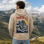 Homme en hoodie Ossau Valley face aux montagnes