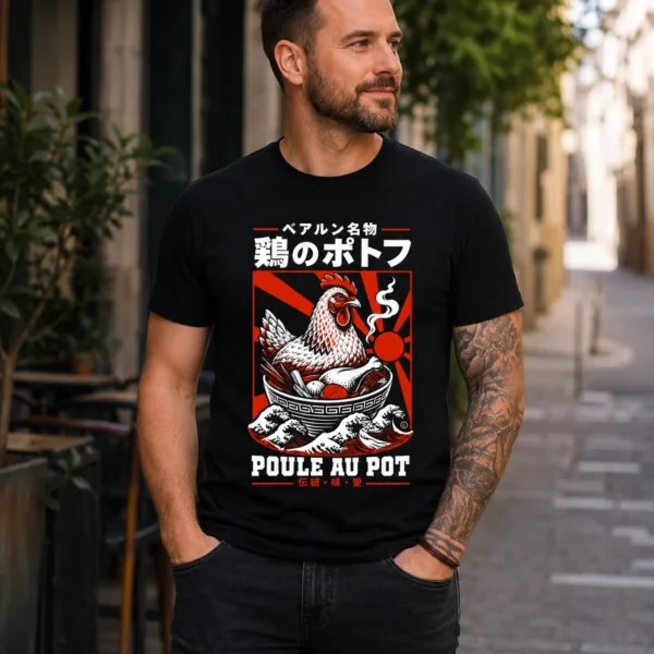 T-shirt poule au pot style japonais porté par un homme dans une rue piétonne