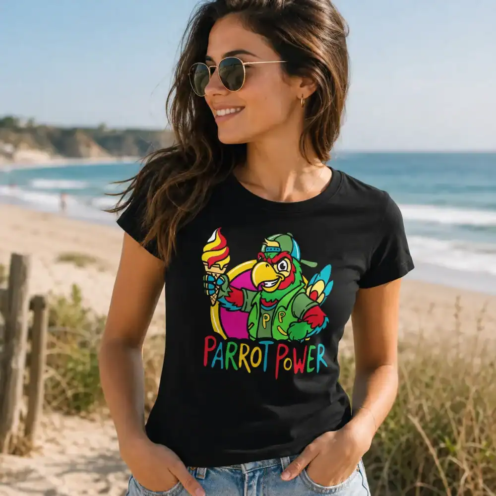 T-shirt femme perroquet glace Tropic Chill porté par femme sur une plage en bord de mer