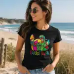 T-shirt femme perroquet glace Tropic Chill porté par femme sur une plage en bord de mer