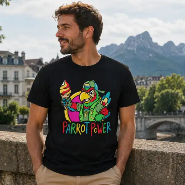 T-shirt perroquet glace Tropic Chill porté par homme en extérieur avec montagne en arrière-plan