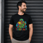 Homme souriant portant t-shirt Parrot Power coloré bad attitude