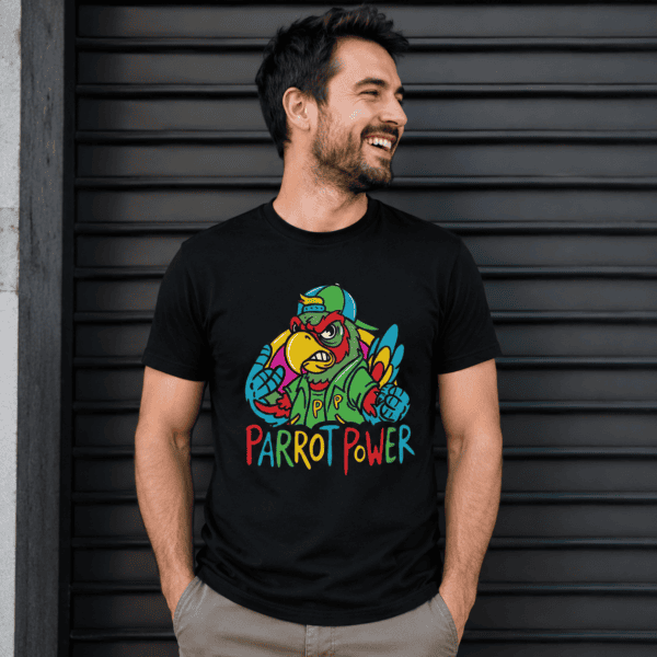 Homme souriant portant t-shirt Parrot Power coloré bad attitude