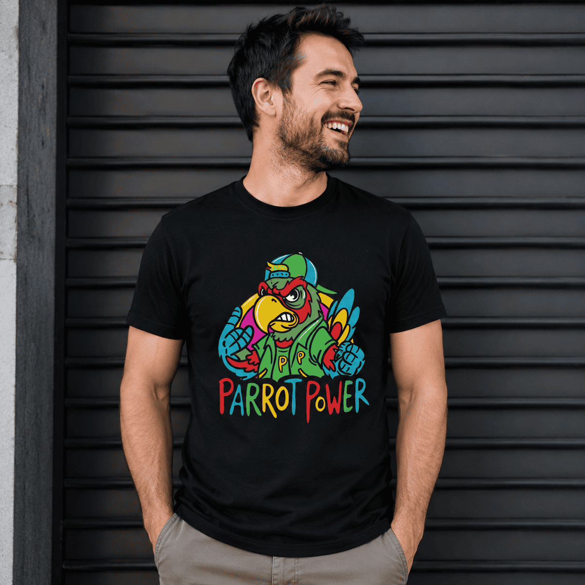 Homme souriant portant t-shirt Parrot Power coloré bad attitude