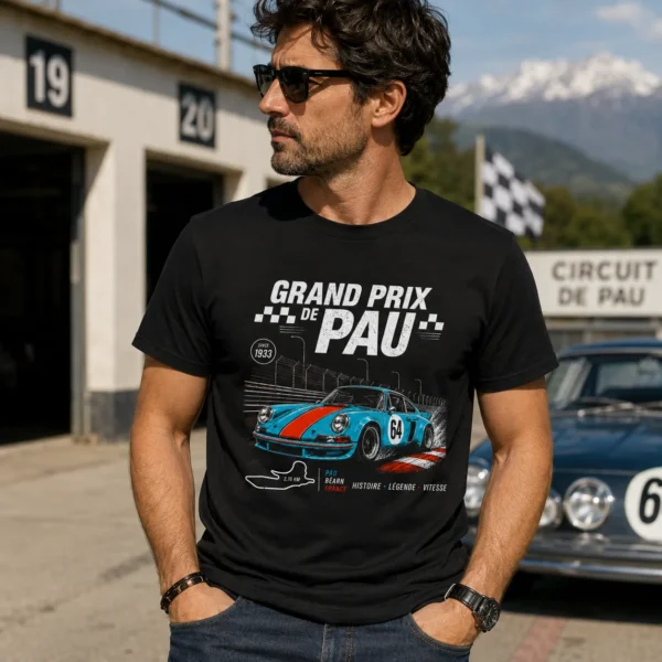 T-shirt Grand Prix de Pau racing porté par homme devant les stands du circuit de Pau