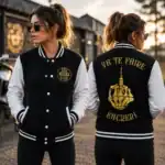 Femme portant veste varsity noire motif doré
