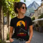 T-shirt isard Béarn Samouraï porté par femme dans une rue de Pau