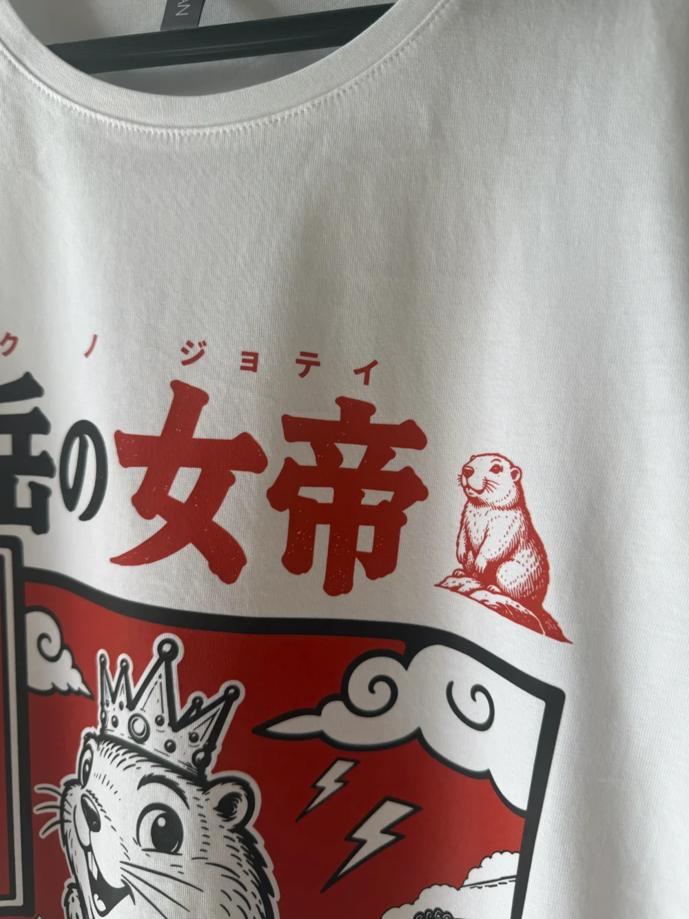 Zoom sur l’impression DTF du t-shirt Queen of Béarn avec les caractères japonais et la marmotte couronnée, marquage haute définition réalisé à Pau.