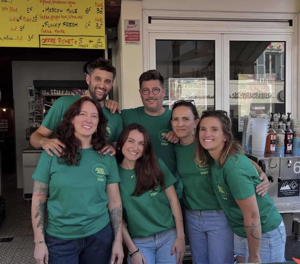 Équipe du bar Le JeanJean à Orthez avec des t-shirts personnalisés en marquage textile réalisés par Pilou Shop 64
