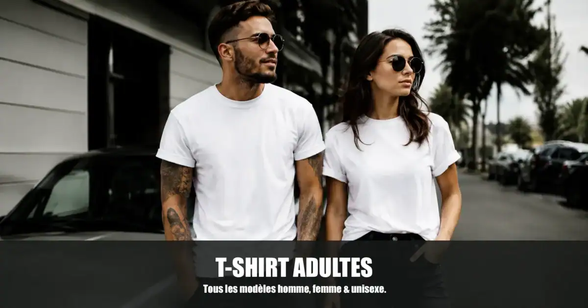 Homme et femme portant des t-shirts blancs personnalisables de la collection adultes Pilou Shop 64 à Pau