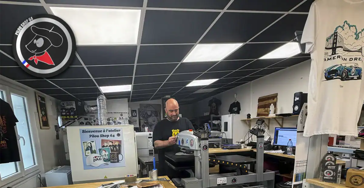Atelier Pilou Shop 64 à Pau – Personnalisation et marquage textile professionnel en cours de réalisation