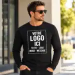 T-shirt homme noir à manches longues personnalisé avec texte Votre logo ici porté par un homme en extérieur urbain