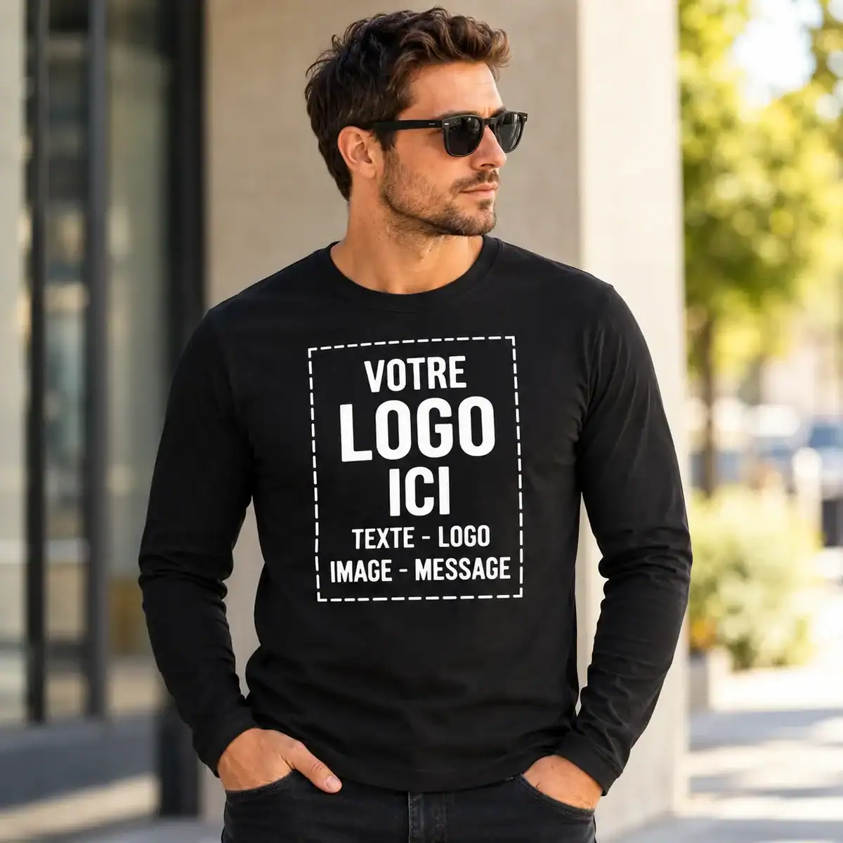T-shirt homme noir à manches longues personnalisé avec texte Votre logo ici porté par un homme en extérieur urbain