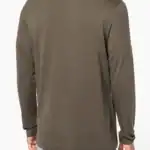 Vue de dos d’un t-shirt homme manches longues kaki uni, porté avec un jean bleu clair.