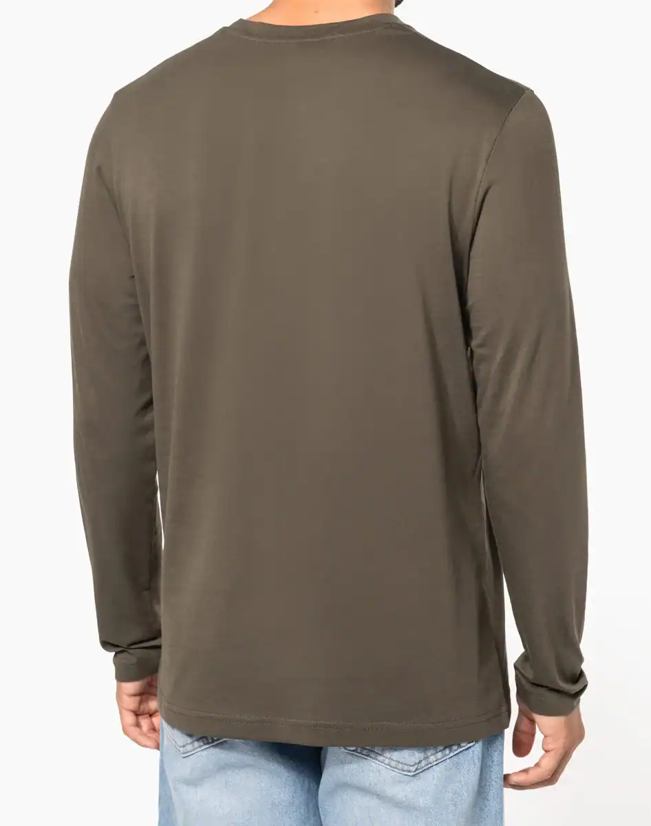 Vue de dos d’un t-shirt homme manches longues kaki uni, porté avec un jean bleu clair.