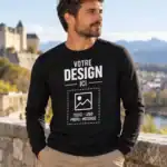 T-shirt homme manches longues vert anis personnalisé avec logo, texte ou photo, porté par un homme en extérieur urbain.